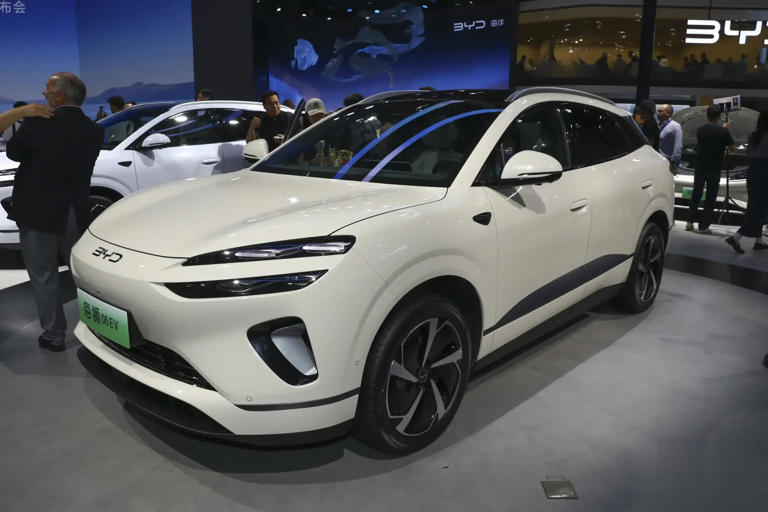 比亚迪5款新车齐发，仰望U8L领衔，全新方盒子SUV或成爆款