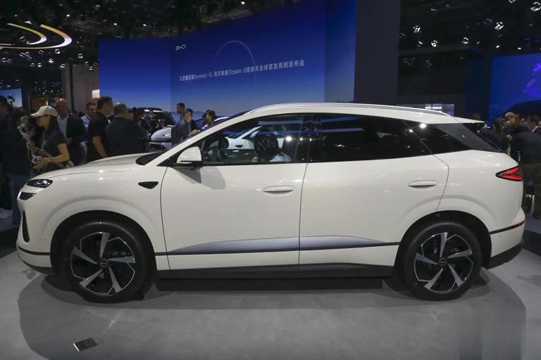 比亚迪5款新车齐发，仰望U8L领衔，全新方盒子SUV或成爆款