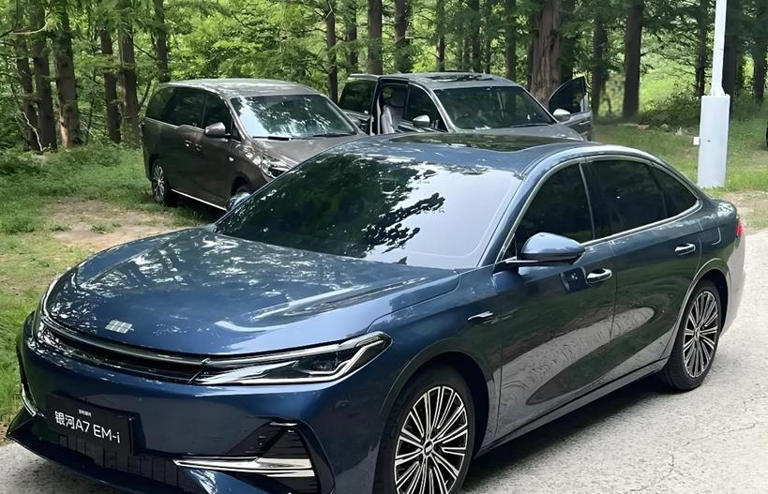 吉利银河A7现身，车长超4米9，油耗“2字头”，综合续航超2100km