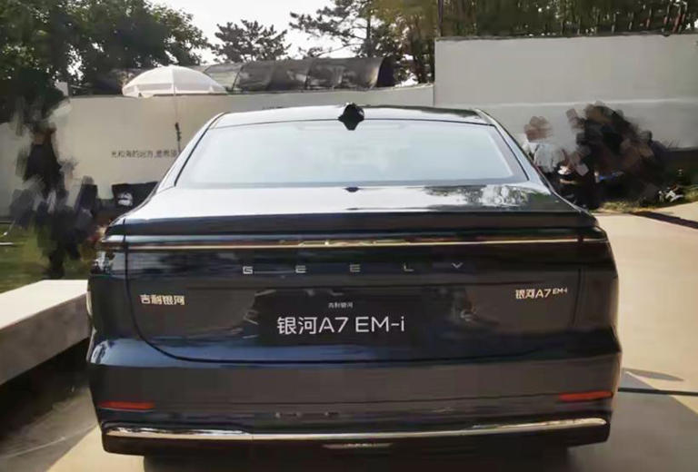 吉利银河A7现身，车长超4米9，油耗“2字头”，综合续航超2100km
