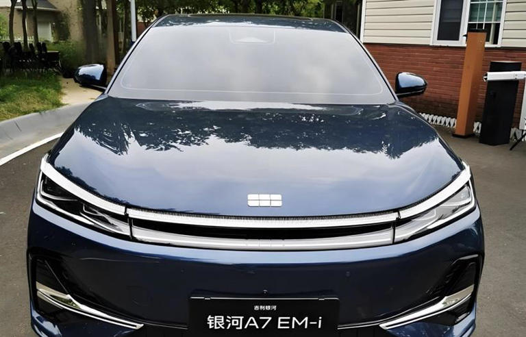 吉利银河A7现身，车长超4米9，油耗“2字头”，综合续航超2100km