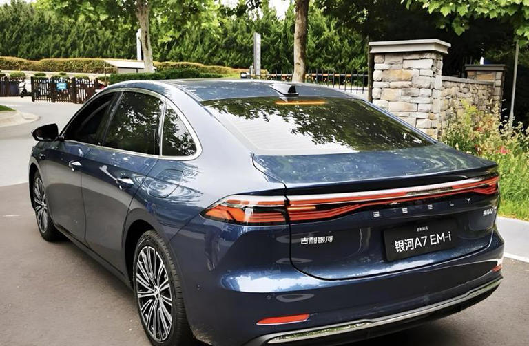 吉利银河A7现身，车长超4米9，油耗“2字头”，综合续航超2100km