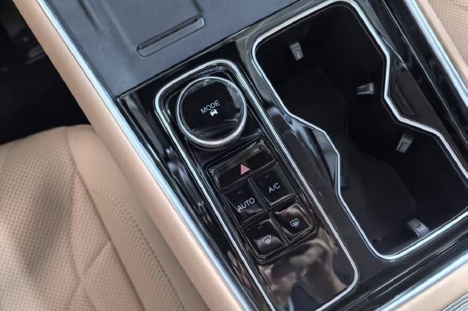 限时价10.69万元起瑞虎8家族双车上市