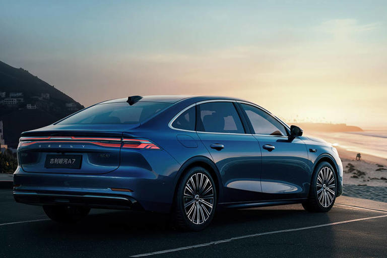 吉利银河A7预售启航：10.38-13.38万元，科技感十足的中型车新选择