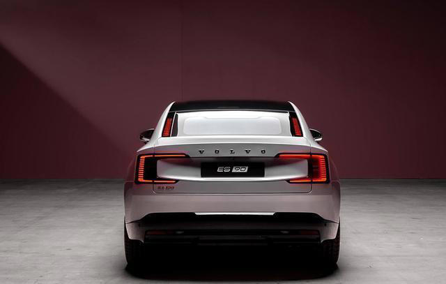 沃尔沃全新纯电C级车来了！颜值不输小米SU7，续航700km，能成？