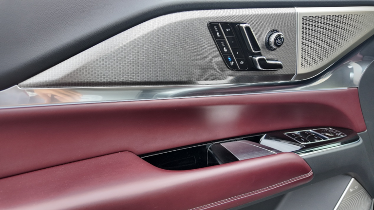 沃尔沃XC60对比凯迪拉克全新XT5：谁才是豪华中型SUV的价值之选？