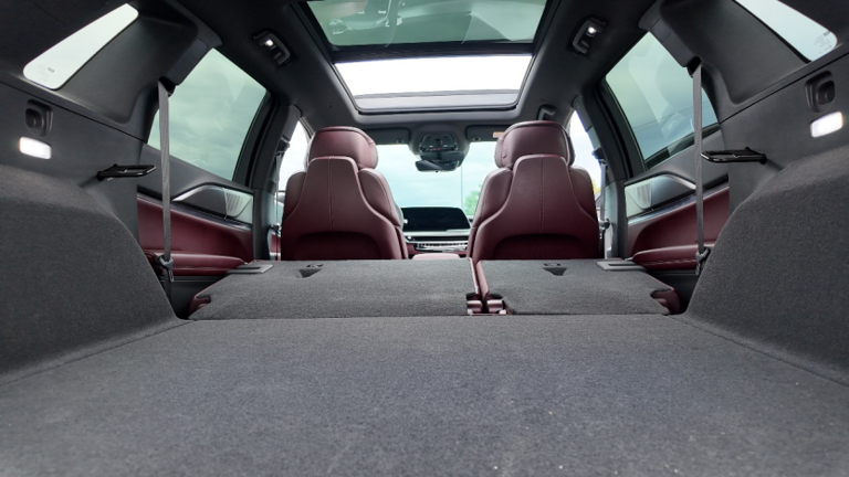 沃尔沃XC60对比凯迪拉克全新XT5：谁才是豪华中型SUV的价值之选？