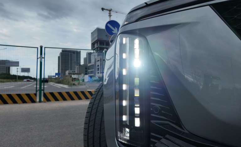 沃尔沃XC60对比凯迪拉克全新XT5：谁才是豪华中型SUV的价值之选？