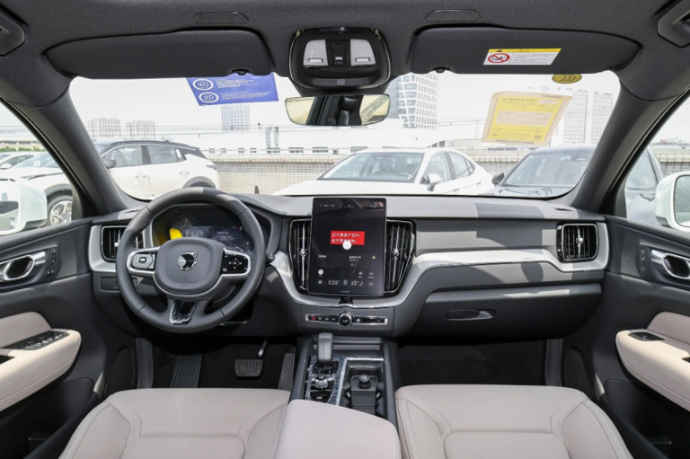 沃尔沃XC60对比凯迪拉克全新XT5：谁才是豪华中型SUV的价值之选？