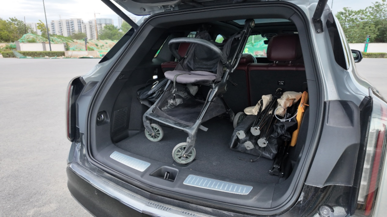 沃尔沃XC60对比凯迪拉克全新XT5：谁才是豪华中型SUV的价值之选？