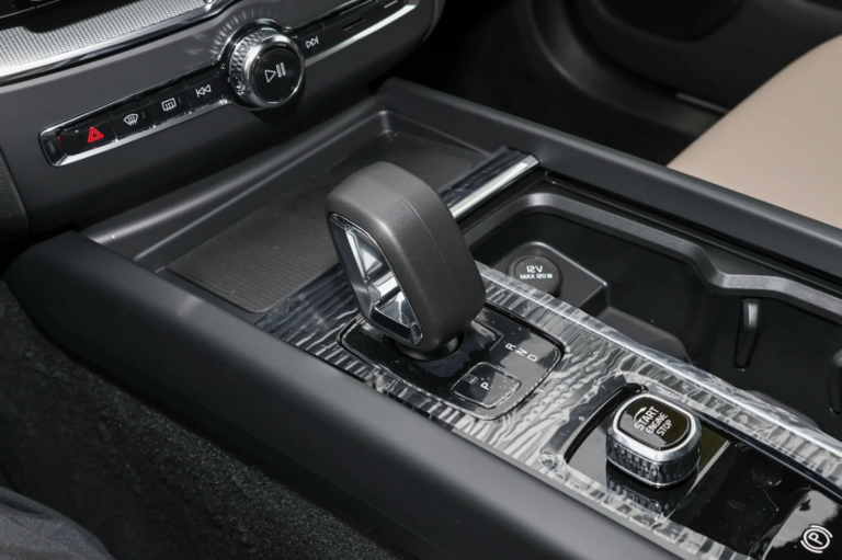 沃尔沃XC60对比凯迪拉克全新XT5：谁才是豪华中型SUV的价值之选？