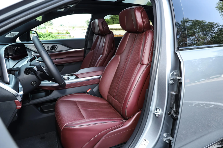 沃尔沃XC60对比凯迪拉克全新XT5：谁才是豪华中型SUV的价值之选？