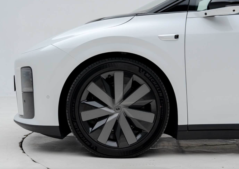 预售价35万起，静态体验理想i8，选它还是悬乐道L90？