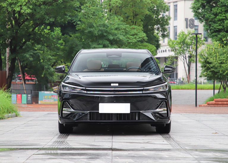 国产插混版“帕萨特”预售，不足10万起，车长近5米配辅助驾驶