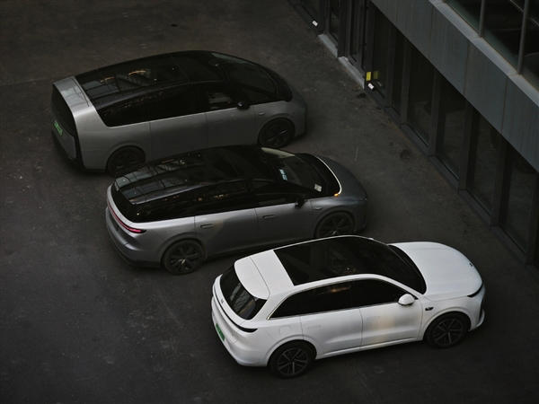 理想晒三车同框！坚称大空间纯电SUV就该像理想i8