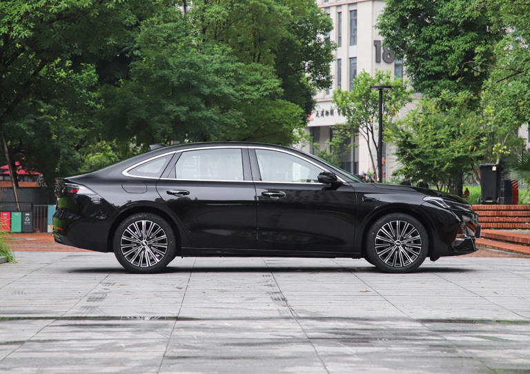 国产插混版“帕萨特”预售，不足10万起，车长近5米配辅助驾驶