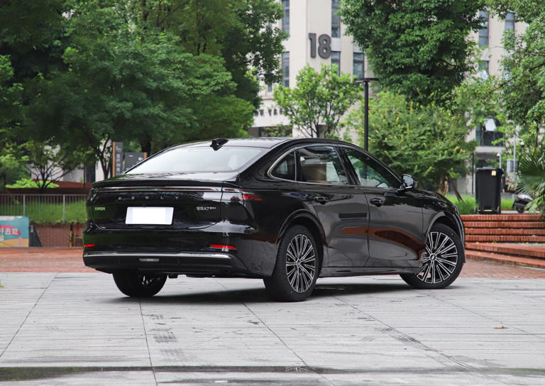 国产插混版“帕萨特”预售，不足10万起，车长近5米配辅助驾驶