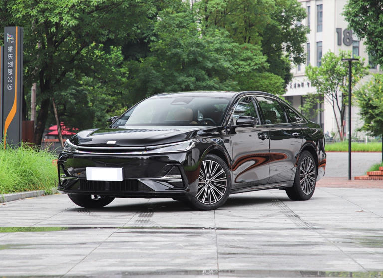 国产插混版“帕萨特”预售，不足10万起，车长近5米配辅助驾驶