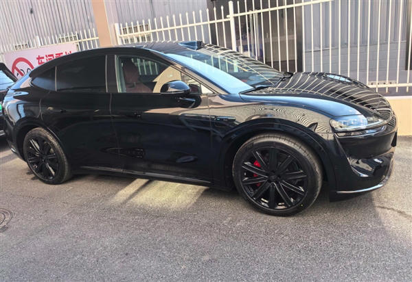 新款智界R7实车曝光，颜值大提升，智能驾驶硬件升级