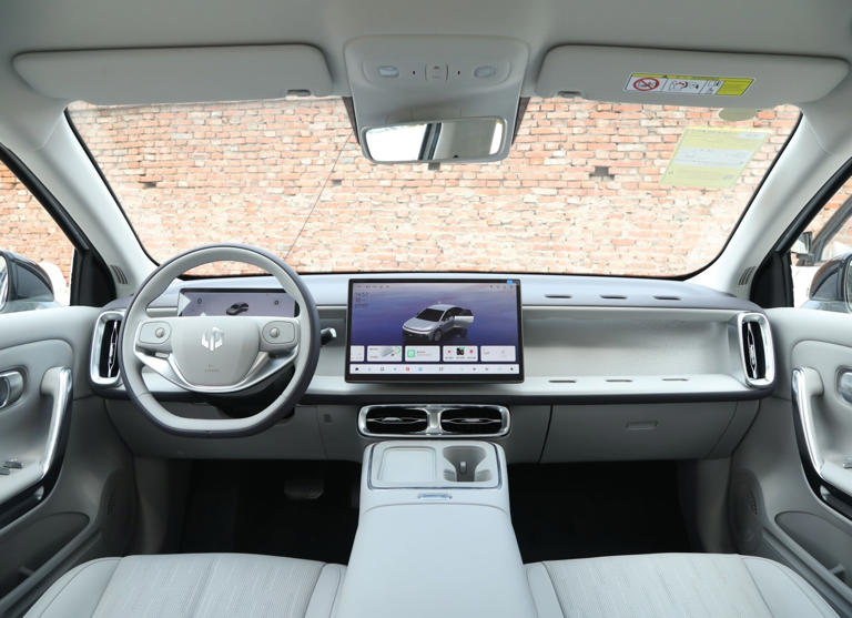 不足9万起！全新纯电轿车配激光雷达，续航650公里叫板比亚迪秦