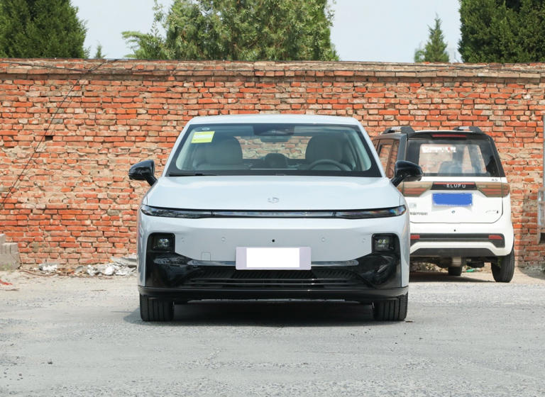 不足9万起！全新纯电轿车配激光雷达，续航650公里叫板比亚迪秦