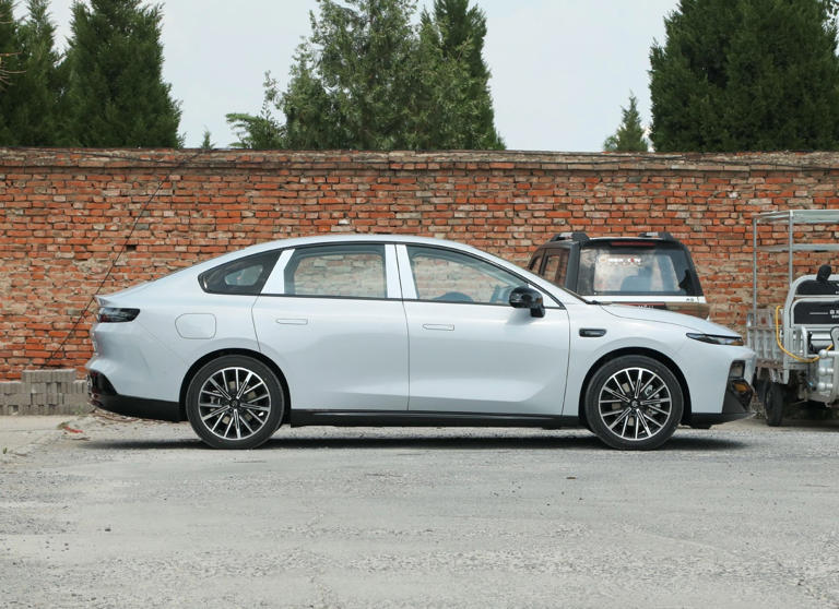 不足9万起！全新纯电轿车配激光雷达，续航650公里叫板比亚迪秦