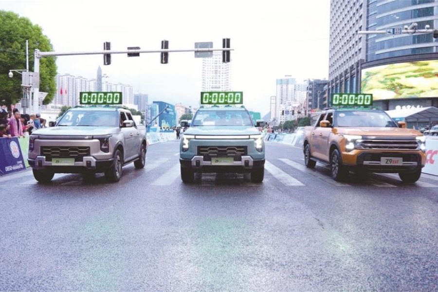 郑州日产Z9家族护航六盘水马拉松