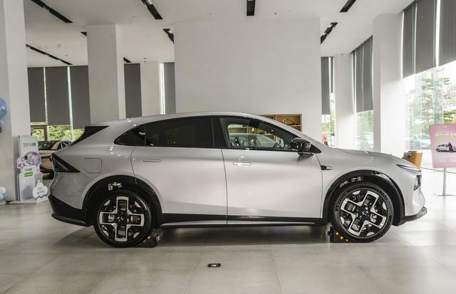 小鹏G7即将上市,车宽近2米,外观时尚,纯电续航里程超700km 小鹏G7即将上市,车宽近2米,外观时尚,纯电续航里程超700km