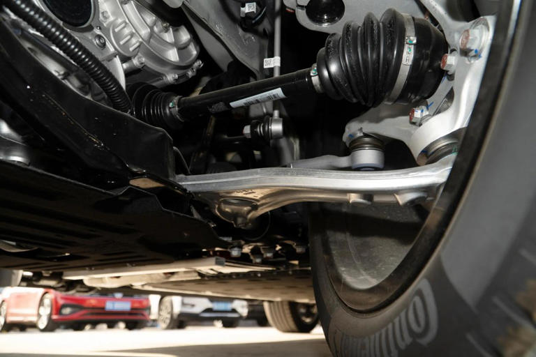 6座SUV首选！配冰箱彩电大沙发+智驾，超5米车长喝92粗粮