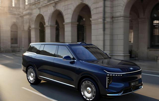 又一国产旗舰SUV，车长5279mm，3块液晶屏，综合续航1500+km