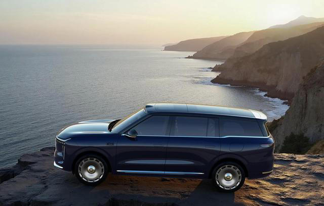 又一国产旗舰SUV，车长5279mm，3块液晶屏，综合续航1500+km