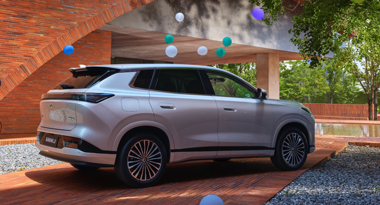 续航2000km+3C快充轴距2米815万级SUV市场变天了