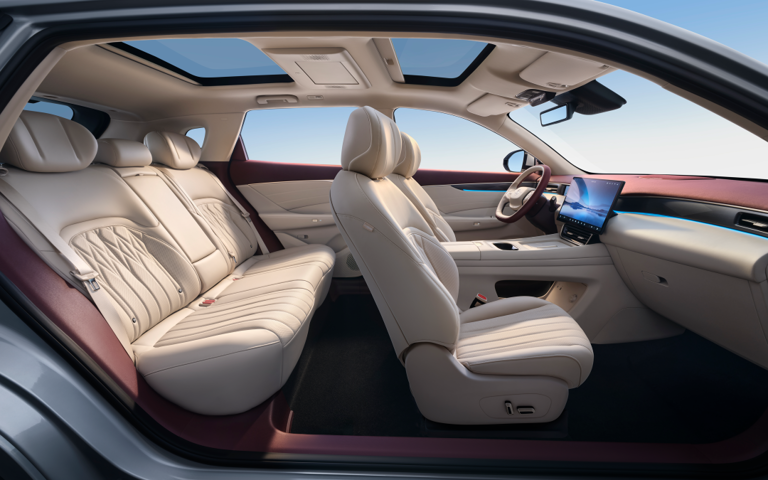 续航2000km+3C快充轴距2米815万级SUV市场变天了