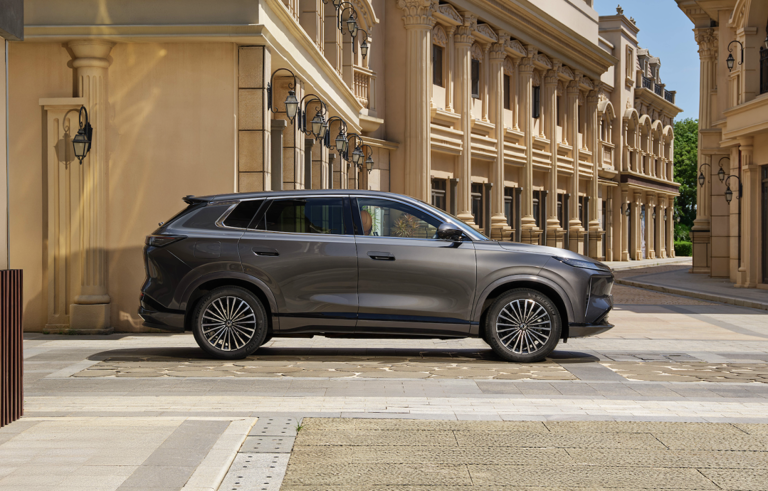 续航2000km+3C快充轴距2米815万级SUV市场变天了