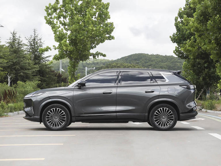 全新插混版理想L8亮相！预售不足13万，外观豪华续航185Km