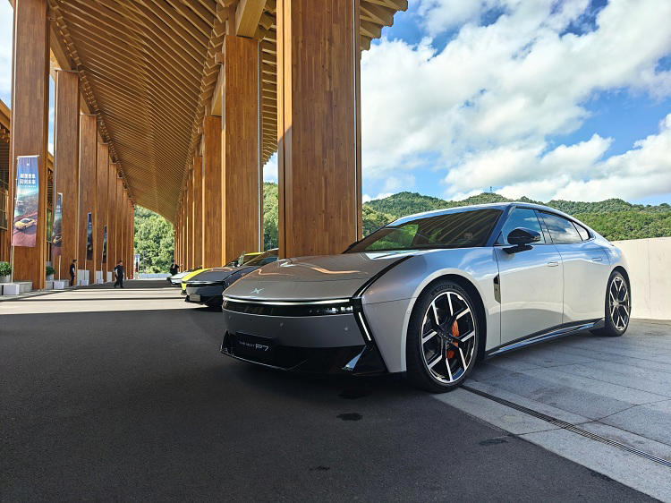 全新小鹏P7，24小时行驶3961公里！雷军点赞祝贺