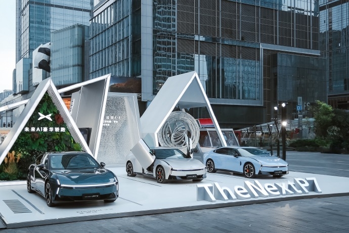 全新小鹏P7鹏翼门空降春熙路,科技与艺术的碰撞引爆成都街头