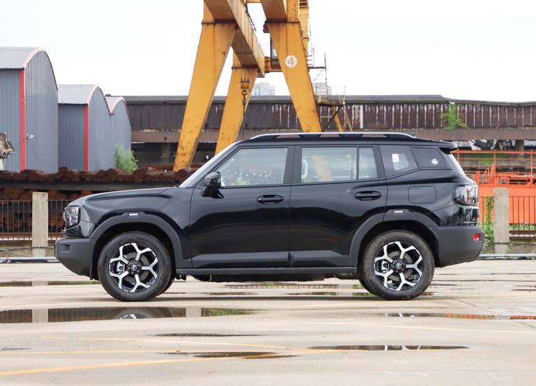 十万级越野混动SUV新标杆！纯电220km+三电机真四驱，外观硬朗