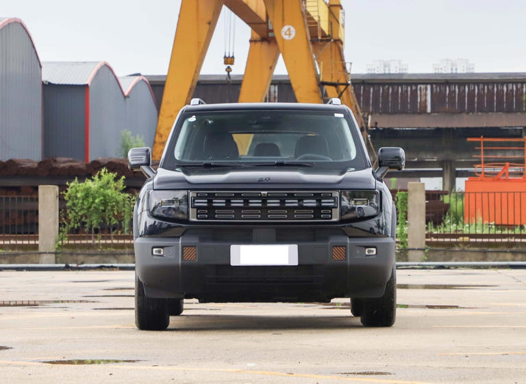 十万级越野混动SUV新标杆！纯电220km+三电机真四驱，外观硬朗