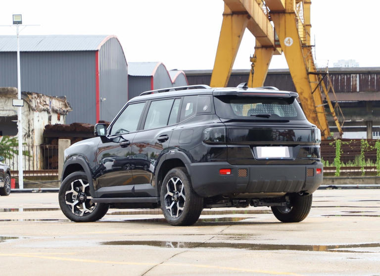 十万级越野混动SUV新标杆！纯电220km+三电机真四驱，外观硬朗