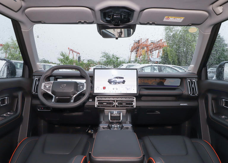 十万级越野混动SUV新标杆！纯电220km+三电机真四驱，外观硬朗