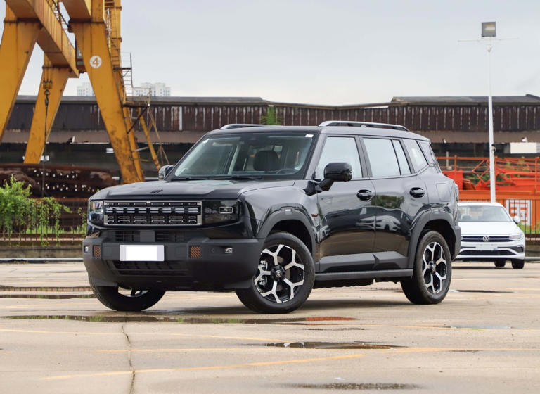 十万级越野混动SUV新标杆！纯电220km+三电机真四驱，外观硬朗