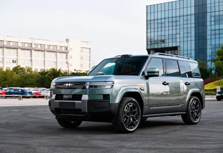 方程豹钛7实车酷似电动版卫士！预计售价25-32万元