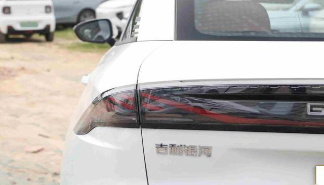 吉利银河L6，续航2000km，油耗0.95L，7.98万起硬刚比亚迪