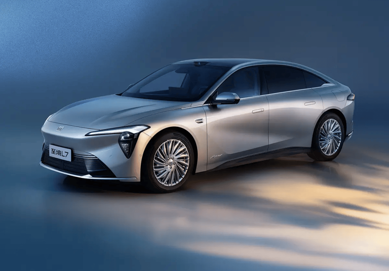 别克至境L7首发MomentaR6大模型，L2++高阶智驾助力一键泊车新体验