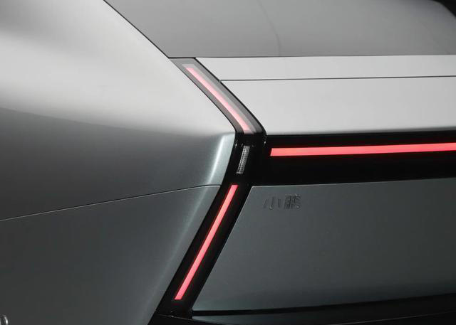 SU7遇到对手？续航820km破百3秒7，若卖25万能火吗