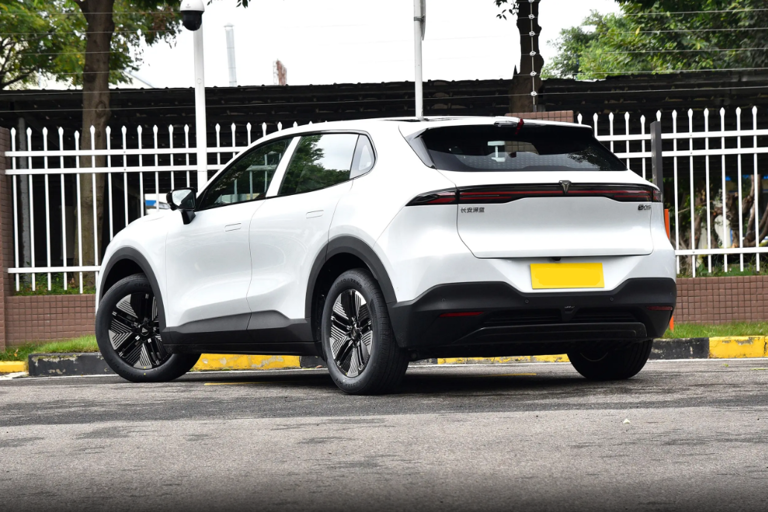 10-15万元选家用车，深蓝S05和银河E5谁更合适？