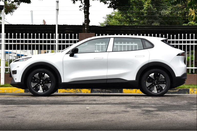 10-15万元选家用车，深蓝S05和银河E5谁更合适？