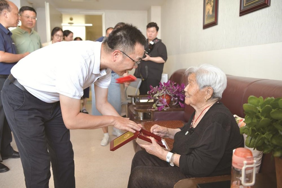 公司走访慰问抗战老同志并颁发纪念章