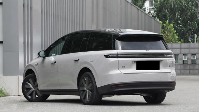 理想i8开启交付，配冷暖箱，续航扎实充电倍率高